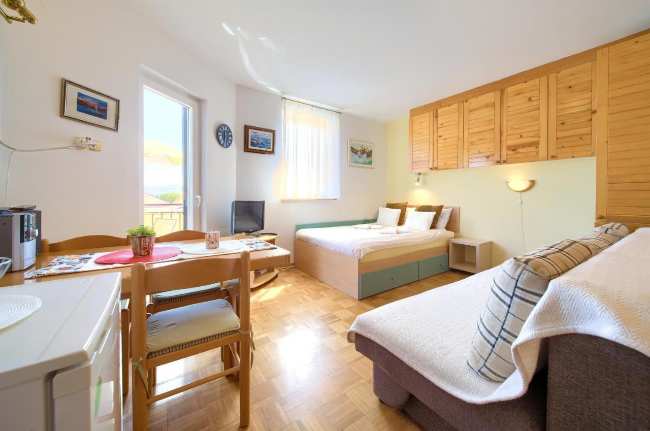 Studio Apartment Vesna Krk Town Exterior foto
